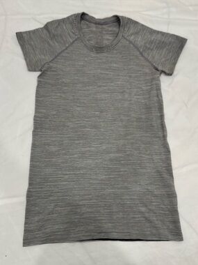 Lululemon Swiftly Tech 2.0 Short Sleeve Shirt Grey Black White Striped 6 Yoga